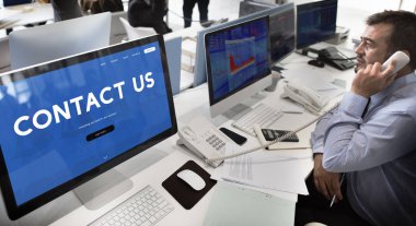 Bilgisayarda çalışan iş adamı