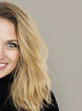 Çekici sarışın kadın.