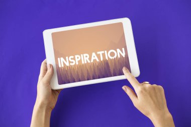 insan elinden tutarak dijital tablet