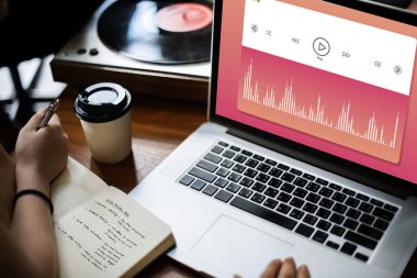 insan elinin üstünde laptop