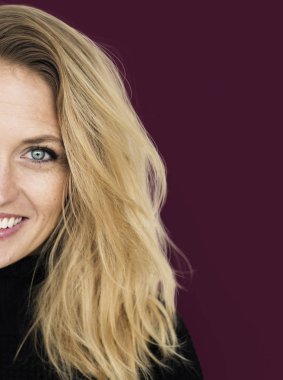 Çekici sarışın kadın.