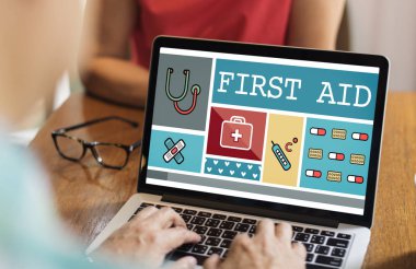 dizüstü bilgisayar kullanan kişi. 