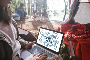 Dizüstü bilgisayar kullanan kadın