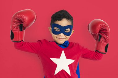 Boks eldiven giyen çocuk 