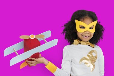  Kağıt uçakla oynayan kız