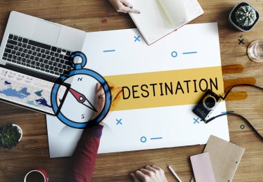 laptop ile masada oturan insanlar