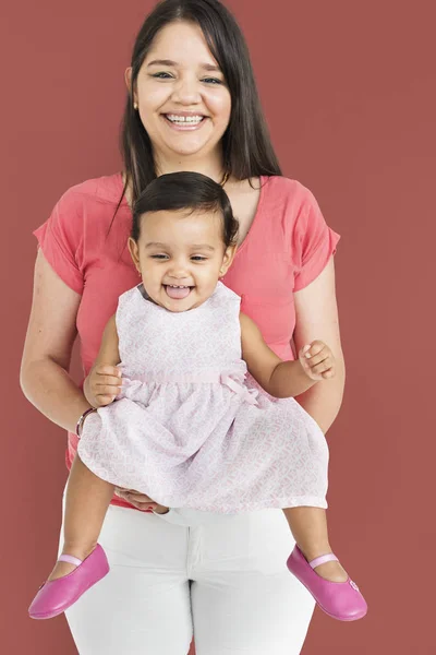 Fröhliche Mutter hält kleines Mädchen — Stockfoto