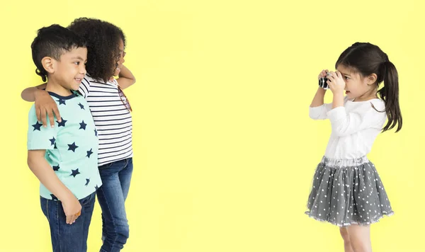 Kinder fotografieren mit Kamera — Stockfoto