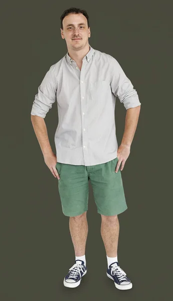 Hombre con camisa y pantalones cortos — Foto de Stock