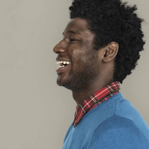 Casual africano hombre sonriendo — Foto de Stock