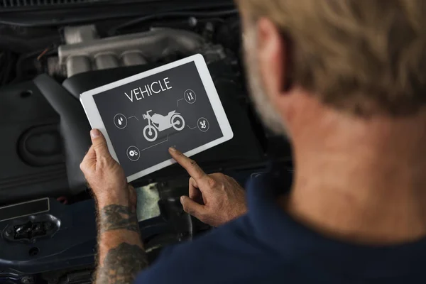 Mechanik samochodowy za pomocą cyfrowego tabletu — Zdjęcie stockowe