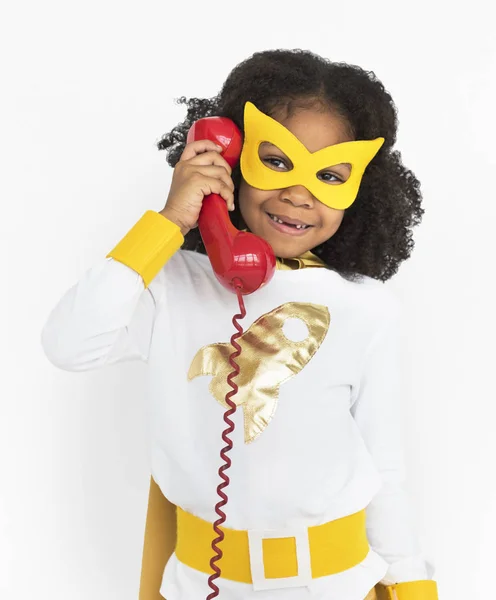 Menina em máscara segurando telefone — Fotografia de Stock