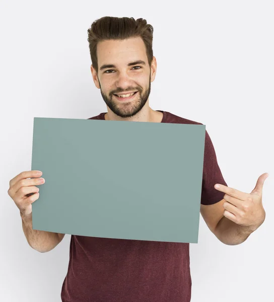 Hombre mostrando papel en blanco y sonriendo — Foto de Stock