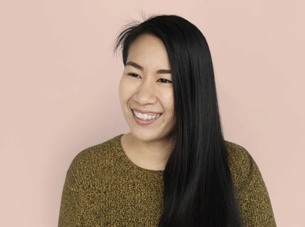 Lächelnde asiatische Frau — Stockfoto
