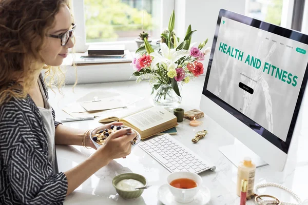 Mujer diseñadora creativa trabajando — Foto de Stock