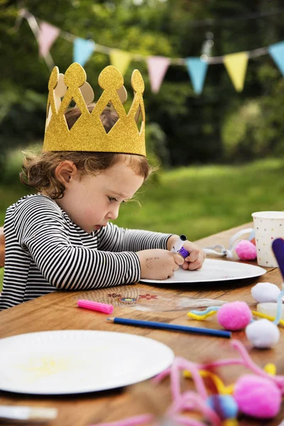 Mała dziewczynka, w koronie na urodziny — Zdjęcie stockowe