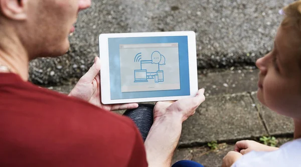 Junge und Mann surfen mit digitalem Tablet — Stockfoto