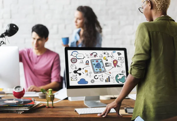 Frau arbeitet im Büro am Computer — Stockfoto