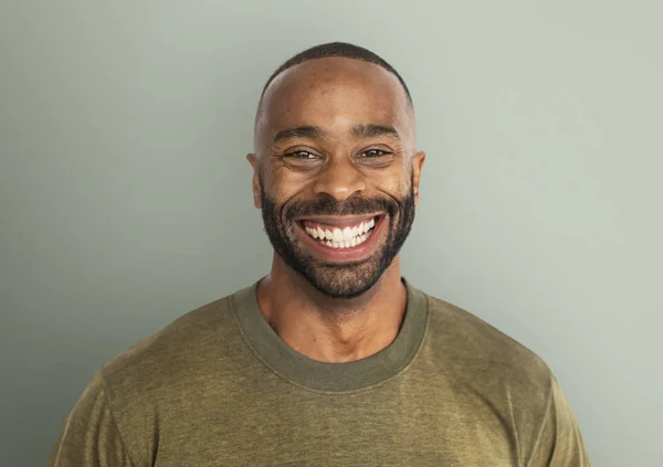 Afrikaanse man die lacht — Stockfoto