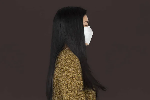 Mulher usando máscara médica — Fotografia de Stock