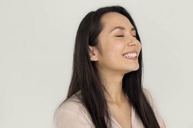 neşeli esmer kadın 