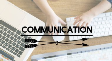 Bilgisayar kullanan kız