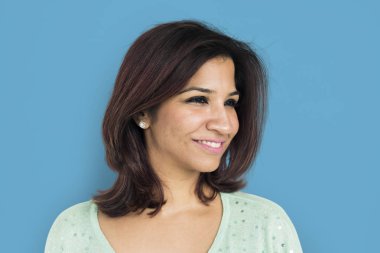 Stüdyo çekimi neşeli kadın 