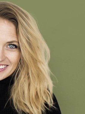 Çekici sarışın kadın.