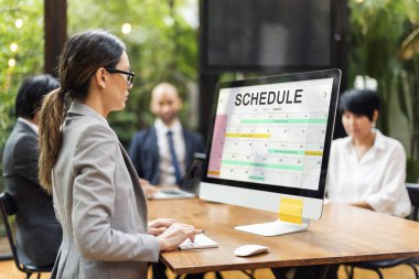 Bilgisayarda çalışan iş kadını