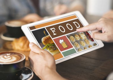 Dijital tablet kullanan kişi