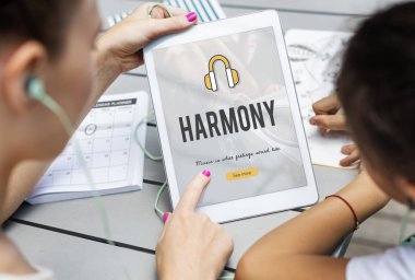 Kızlar dijital tablet kullanma 