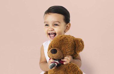 Oyuncak ayıyı tutan kız