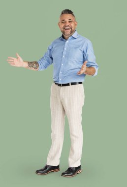  stüdyoda olgun adam 