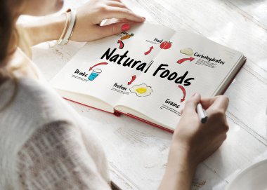 Defterde yazan kadın