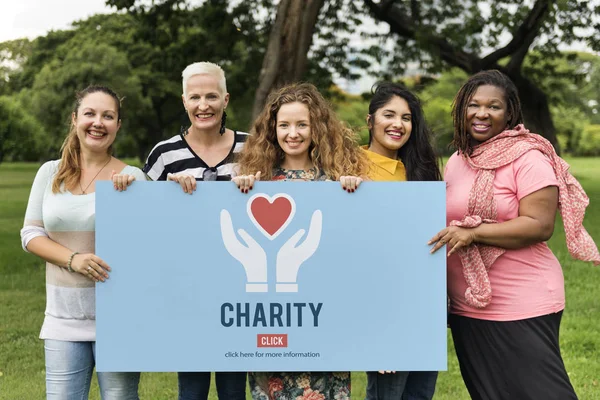 Glimlachende vrouwen houden van de banner — Stockfoto