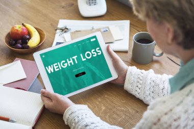 dijital tablet kullanan kadın 