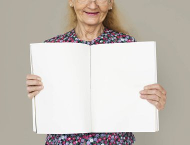 Üst düzey kadın holding boş kitap