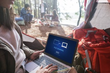 Dizüstü bilgisayar kullanan kadın