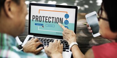 dizüstü bilgisayar kullanarak Asya çift. 