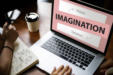 insan elinin üstünde laptop