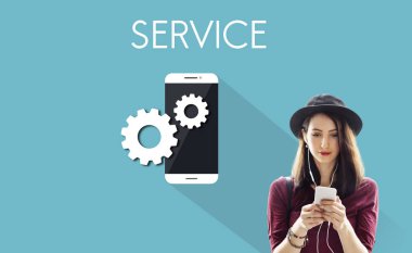 Cep telefonu kullanan kadın