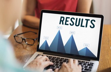 dizüstü bilgisayar kullanan kişi. 