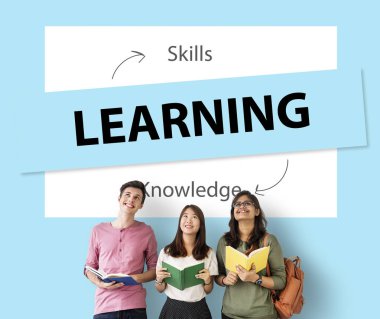 ayakta ve kitap tutan öğrenciler