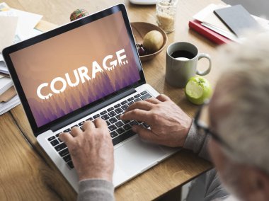 Dizüstü bilgisayar kullanan kıdemli adam. 