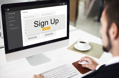 Ofiste çalışan bir iş adamı.