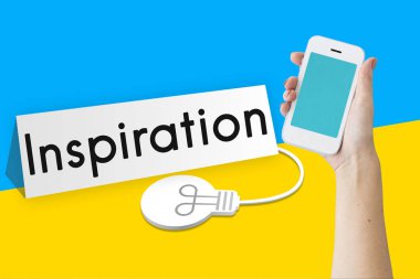 Akıllı telefon tutan kadın