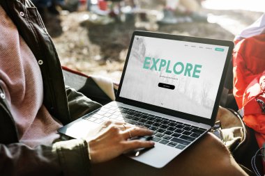 Dizüstü bilgisayar kullanan kadın