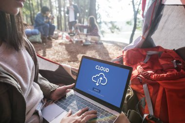 Dizüstü bilgisayar kullanan kadın