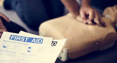 Cpr ilk yardım eğitimi sırasında insanlar
