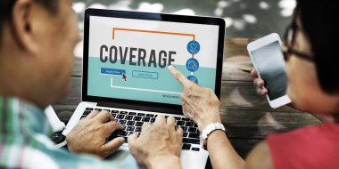 dizüstü bilgisayar kullanarak Asya çift. 